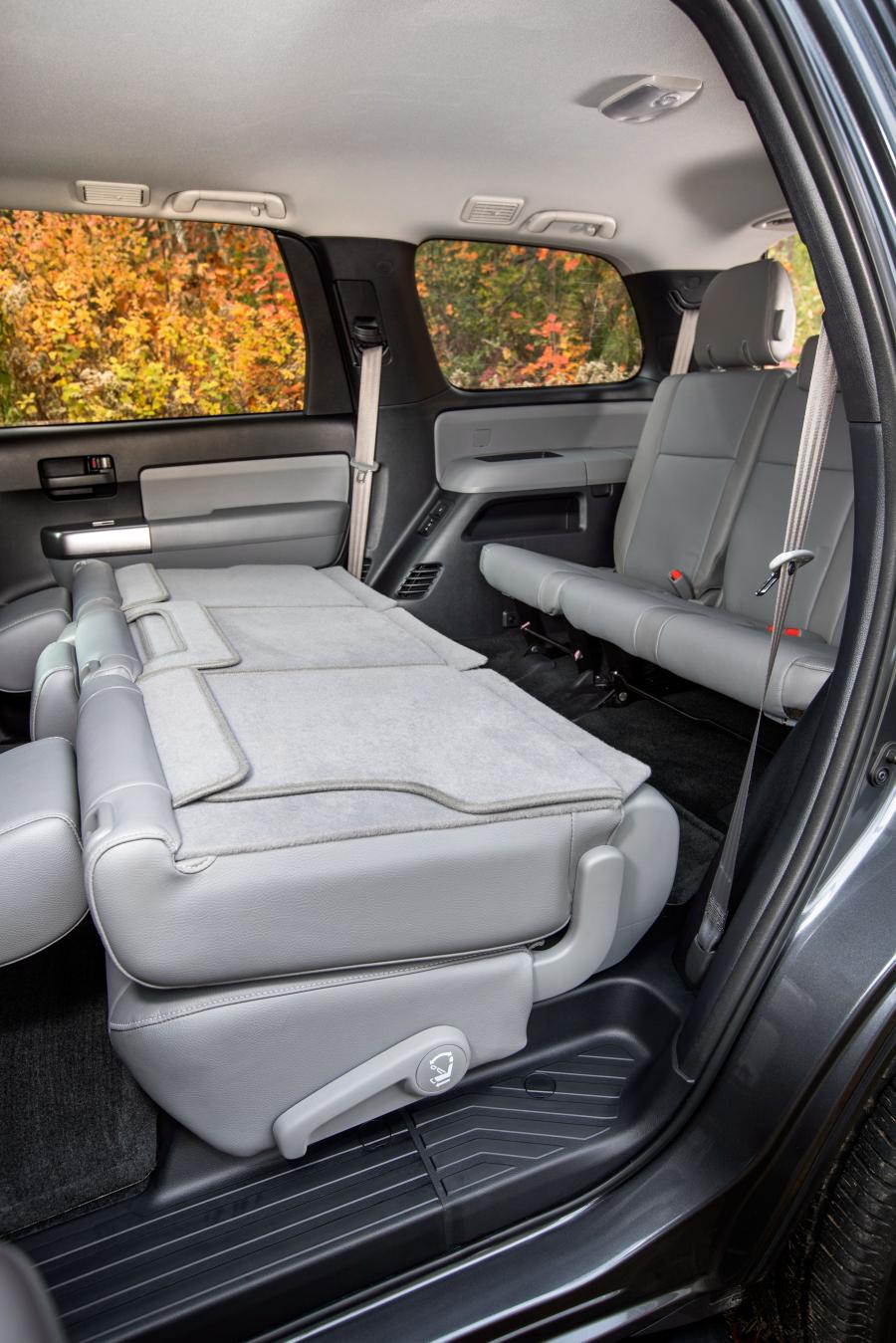 Интерьер Toyota Sequoia SR5 2017 года  (фото 17 из 21)